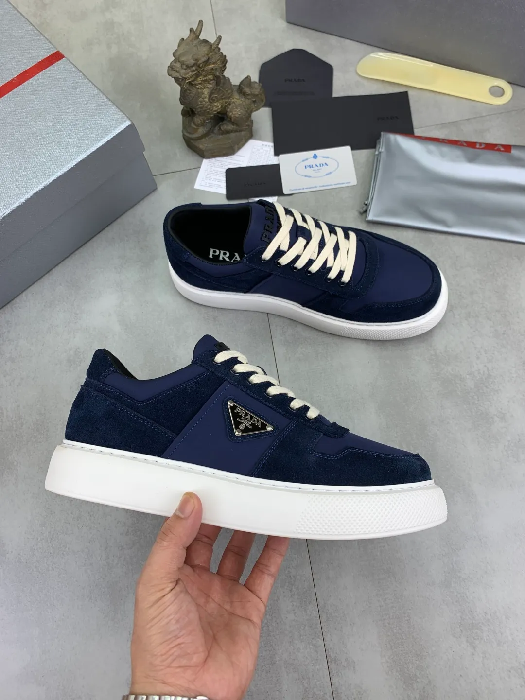 Men's shoes 💰P560💰 [New model] High version official website popular model is on the market, 🆘 Trendy brand (Prada) mainly promotes popular model, avant-garde and versatile fashionable men's shoes private version mold opening, cowhide surface splicing 1:1.. Stylish and simple, original imported cowhide lining cowhide feet; the atmosphere and personality are more fashionable, eye-catching and pursuing class. It will subvert the old idea and be a must-have for fashion trendsetters with you! Must keep it for yourself! Tall and comfortable, large and low, high-end quality workmanship. Code number: 38-44 5⃣️colors available.